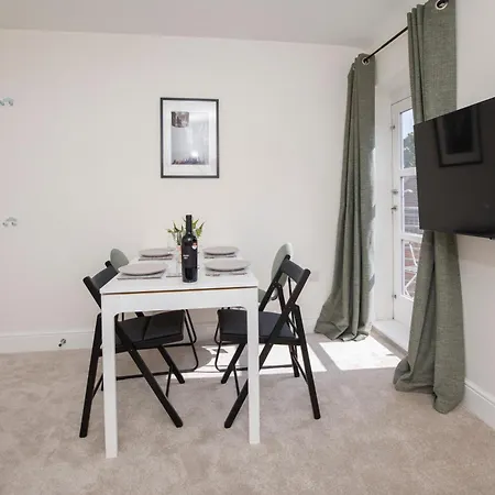 Riverside Retreat - Centre Apartment