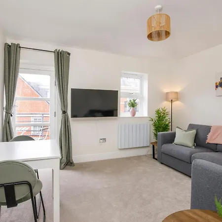 Riverside Retreat - Centre *