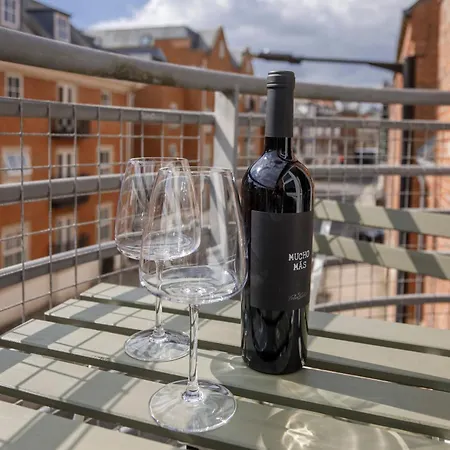 Riverside Retreat - Centre