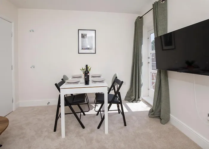 Riverside Retreat - Centre Apartment