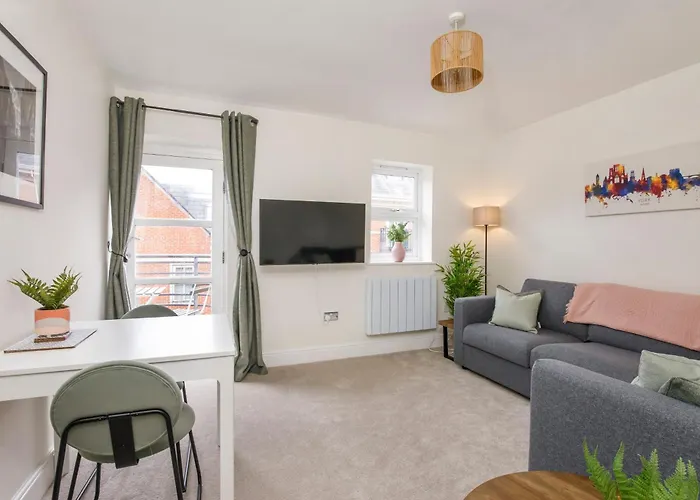 Riverside Retreat - Centre *