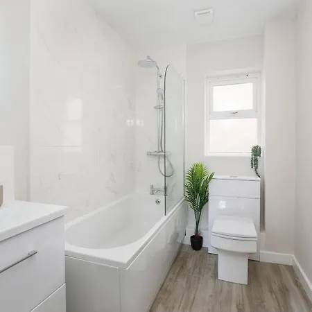 Riverside Retreat - Centre