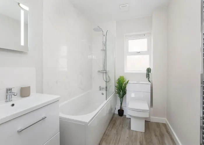 Riverside Retreat - Centre