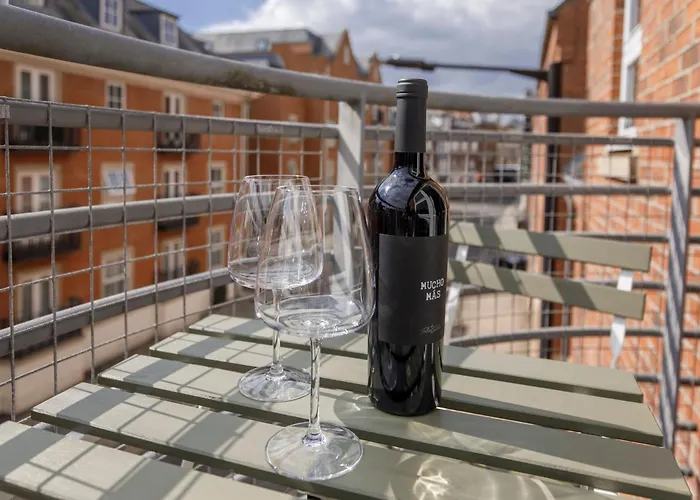 Riverside Retreat - Centre